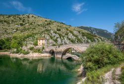 Il Lago di San Domenico in Abruzzo, provincia de L'Aquila. Situato nei pressi dell'eremo di San Domenico, questo lago montano prende origine da una diga completata nel 1929 per ...