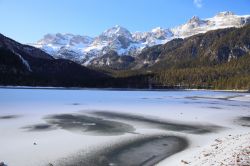 Il lago di Tovel in inverno si presenta ghiacciato. Sullo sfondo le Dolomiti di Brenta (Trentino Alto Adige).
