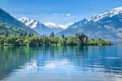 Il lago di Zell a Zell-am-See con le montagne innevate sullo sfondo, Austria. Si trova a 757 metri di altitudine e raggiunge una profondità di 69 metri.

