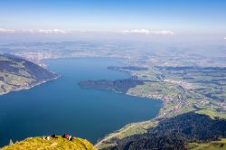 Il lago di Zugo visto dall'alto, Svizzera: si trova al centro del paese fra quello di Lucerna e di Zurigo. Si estende per circa 14 km fra Arth e la baia di Cham-Zug. Il lago ha una superficie ...