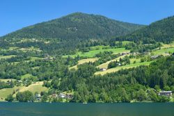 Il lago Feldsee nei pressi di Feld am See sulle Alpi della Carinzia