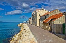 Il lungomare di Bibinje sulla costa adriatica, Croazia. Siamo a nord della Dalmazia vicino alla cittadina di Zadar.



