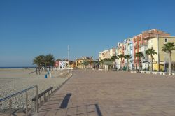 Il lungomare di La Vila Joiosa nella Comunità Valenciana, Spagna. Ci troviamo sulla Costa Blanca nella provincia di Alicante.



