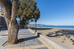 Il lungomare e la spiaggia di Benicassim, Spagna. Questa graziosa cittadina bagnata dal Mar Mediterraneo è situata 80 km a nord di Valencia. Sul suo bel lungomare si affacciano hotel, ...