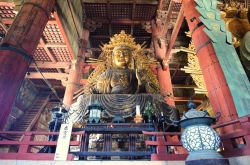 Il maestoso Buddha al tempio di Todai-ji nella città di Nara, Giappone.
