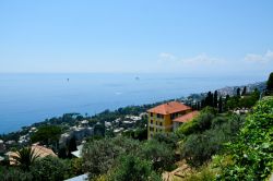 Il Mar Ligure visto dal quartiere di Sant'Ilario, Genova: un tempo Comune autonomo, nel 1926 venne inglobato a Genova. Si trova nel Golfo Paradiso, alle pendici dell'Appennino ligure ...
