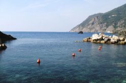 Il mare a Framura, Liviera di Levante. Le cale spettacolari hanno spiegge di ciottoli e il paesaggio è molto simile a quello delle Cinque Terre.