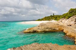 Il mare Caraibico lungo la costa di Anguilla, America Centrale. In quest'isola ci sono abbastanza spiagge da poterne visitare una al giorno per un mese! E' uno dei posti più ambiti ...
