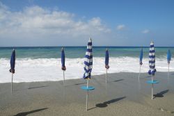 Il mare di Deiva Marina in una giornata ventosa sulla Riviera di Levante in Liguria