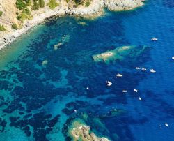 Il mare di Pomonte, Isola d'Elba: si intravade anche il relitto della bastimento mercantile Elviscot - © stefano marinari / Shutterstock.com
