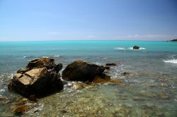 Il mare di Rosignano Marittimo in Toscana è una delle mete preferite dai vacanzieri durante i mesi estivi.