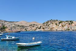 Il mare di Tilos, Grecia. Questa magnifica terra greca offre lunghe spiagge di sabbia e ciottoli intervallate da aspre scogliere che si gettano a picco nelle acque dell'Egeo.
