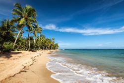 Il mare limpido dei Caraibi e una spiaggia a Juan Dolio in Repubblica Dominicana