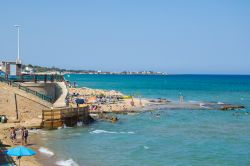 Il mare nei pressi di Avola, Sicilia. Fondata nel 1928, questa borgata si è ampliata con il tempo ospitando stabilimenti balneari.
