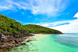 Il mare smeraldo della Thailandia: una spiaggi sull'isola di Koh Si Chang - © Niti Chuysakul / Shutterstock.com
