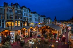 Il Mecatino di Natale galleggiante a Leiden in Olanda.