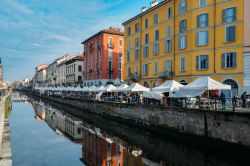 Il Mercatino dell'Antiquariato sul Naviglio Grande di Milano - © Alexandre Rotenberg / Shutterstock.com