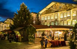 Il mercatino di Natale a Bad Tolz fotografato di sera, Germania. Stand e bancarelle animano Marktstrasse, una delle vie più suggestive della Baviera - © FooTToo / Shutterstock.com ...