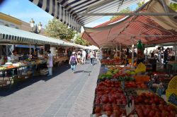 Il mercato dei fiori in Corso Saleya a Nizza, Francia. Il più ampio spazio pedonale della città, Cours Saleya, ospita nell'omonima piazza il mercato dei fiori che ogni giorno ...