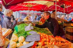 Il mercato di Digione, Francia: venditori e clienti in una bancarella di frutta e verdura - © RnDmS / Shutterstock.com