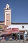 Il minareto della piccola moschea di Taghazout, Marocco. Si innalza sopra le botteghe della principale strada della città - © Salvador Aznar / Shutterstock.com