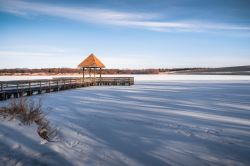 Il molo al lago Zorinsky, Omaha, in inverno (Nebraska - Stati Uniti d'America).
