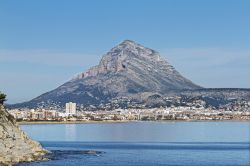 Il monte Montgo e la cittadina di Javea, Spagna. Si trova in provincia di Alicante e raggiunge i 753 metri di altezza.

