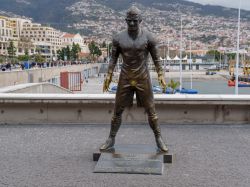 il monumento a CR7, il celebre calciatore Cristiano Ronaldo di Funchal, isola di Madeira, Portogallo - © Grapsole79 / Shutterstock.com
