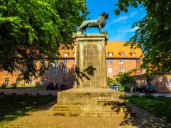 Il monumento a Heinrich der Loewe (Enrico il Leone) a Lubecca, Germania. Rappresentante della dinastia dei Guelfi, è stato duca di Sassonia come di Enrico III° dal  1142 al 1180 ...