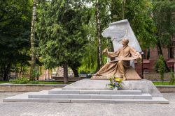 Il monumento a Mykhailo Verbytsky a Lviv, Ucraina. Verbytsky è stato un sacerdote cattolico nonché compositore ucraino del 1800 - © byvalet / Shutterstock.com