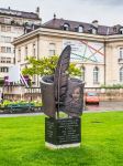 Il monumento a Nikolai Gogol, scrittore ucraino, nel centro di Vevey, Svizzera. Inaugurato ufficialmente nel 2009, è opera dello scultore Anatolii Valiev - © byvalet / Shutterstock.com ...