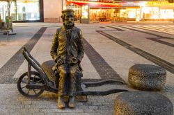 Il monumento a Zuckerfritz a Wuppertal al tramonto, Germania - © Elena Klippert / Shutterstock.com