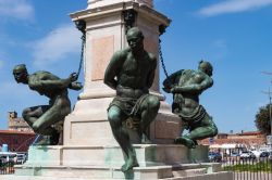 Il monumento ai Quattro Mori di Livorno, Toscana. Questo celebre gruppo scultoreo s'innalza in piazza Micheli; sulla cima troneggia la statua a Ferdinando I° - © Francesca Cerretani ...