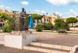Il monumento all'emigrante, opera di Rosario Vullo, si trova nel parco pubblico di Isola delle Femmine, Sicilia - © elesi / Shutterstock.com