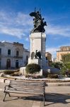 Il monumento alla guerra di Rutigliano, Puglia. Questo memoriale dedicato ai caduti del primo conflitto mondiale venne realizzato in pietra e bronzo da Vitantonio De Bellis. Sorge in piazza ...