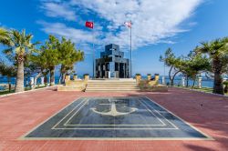 Il monumento alla marina turca sul lungomare di Kyrenia, Cipro - © Nejdet Duzen / Shutterstock.com