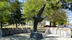 Il Monumento alla Medaglia d'Onore al Campidoglio di Little Rock, Arkansas (USA) - © Reed Means / Shutterstock.com