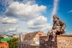 Il monumento allo spazzacamino a Lviv, Ucraina. E' una delle più singolari sculture che si possano ammirare nella città di Lviv ma bisogna alzare lo sguardo verso l'alto: ...