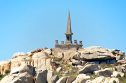Il monumento dedicato alle vittime del naufragio della Sémillante, isola di Lavezzi, Corsica. Si verificò nel 1855 e causò la morte di 700 persone sepolte in due piccoli ...