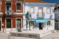 Il monumento in piazza Largo Salineiro a Alcochete, Portogallo. Inaugurata nel dicembre 1985, questa statua in bronzo si trova nel centro storico della città - © Nessa Gnatoush / ...