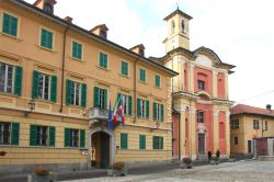 Il Municipio di Ameno, la località che domina la sponda orientale del Lago d'Orta  - © Alessandro Vecchi - CC BY-SA 3.0, Wikipedia