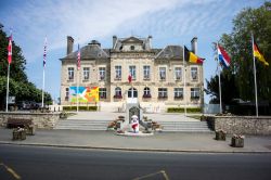 Il Municipio di Sainte-Mere-Eglise e il monumento alla liberazione della Seconda Guerra Mondiale - © Sue Martin / Shutterstock.com