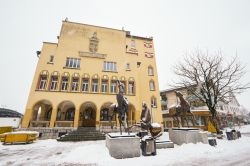 Il Municipio di Vaduz, Liechtenstein. Edificato fra il 1932 e il 1933, presenta un grande balcone sulla facciata sud su cui si può ammirare un affresco di Sant'Urbano, patrono dei ...