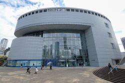 Il Museo di Scienza a Osaka, Giappone. Questo edificio a 4 piani ospita esposizioni interattive e mostre per bambini e adulti di tutte le età - © psgxxx / Shutterstock.com