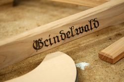 Il nome Grindelwald inciso su una bicicletta da neve in legno, Svizzera.
