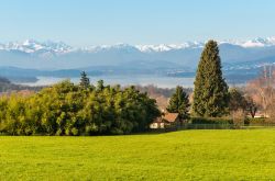 Il paesaggio dalle colline di Azzate: il Lago di Varese e le Alpi innevate sullo sfondo