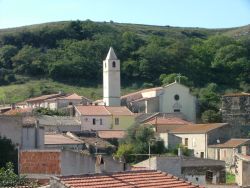 Il paesaggio di Torralba con la chiesa del '600 - © Giovanni Seu - Template:Toralba, CC BY-SA 3.0, Wikipedia