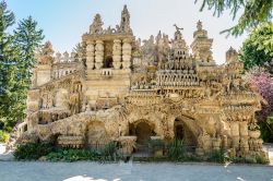 Il Palais Ideal di Facteur Cheval un vero, folle capolavoro autodidatta di architettura naif. - © milosk50 / Shutterstock.com