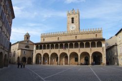 Il Palazzo Comunale di Offida, una delle costruzioni medievali più belle delle Marche - ©  life_in_a_pixel / Shutterstock.com