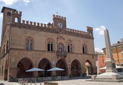 Il Palazzo Comunale nella piazza centrale di Fidenza in Emilia-Romagna e l'Obelisco dedicato alla memoria di Giuseppe Garibaldi